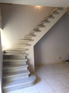 Escalier béton gris