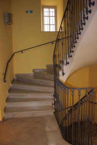 Escalier béton gris