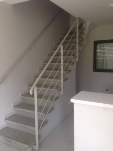 Escalier béton gris