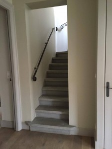 Escalier béton gris