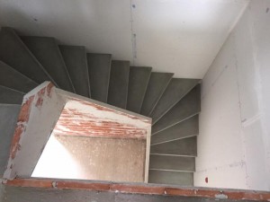 Escalier béton gris