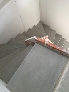 Escalier béton gris