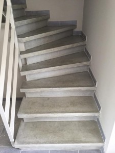 Escalier béton gris