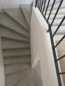 Escalier béton gris
