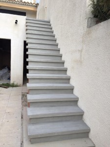 Escalier béton gris