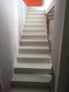 Escalier béton teinté