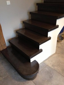 Escalier béton teinté