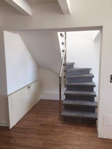 Escalier béton teinté