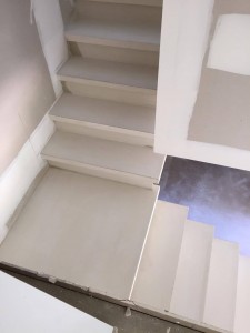 Escalier béton teinté