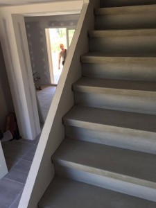 Escalier béton gris