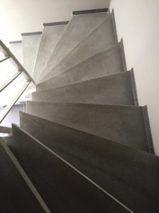 Escalier béton gris