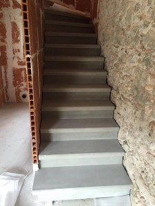 Escalier béton gris