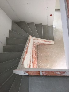 Escalier béton gris