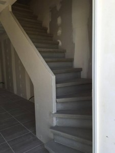 Escalier béton gris
