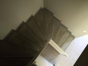 Escalier béton gris