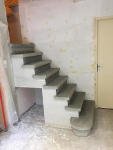 Escalier béton gris