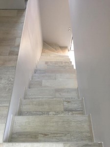 Escalier béton brut revêtu