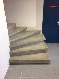Escalier béton gris