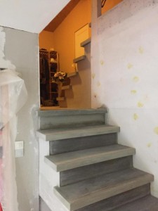 Escalier béton gris