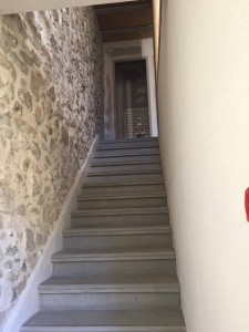 Escalier béton gris