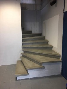 Escalier béton gris