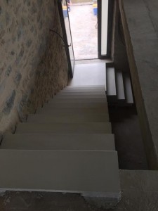 Escalier béton teinté