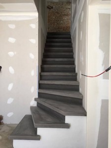 Escalier béton teinté