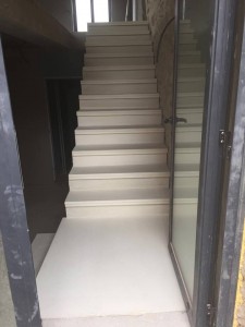 Escalier béton teinté