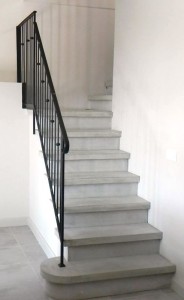 Escalier béton gris