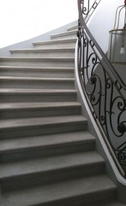Escalier béton gris