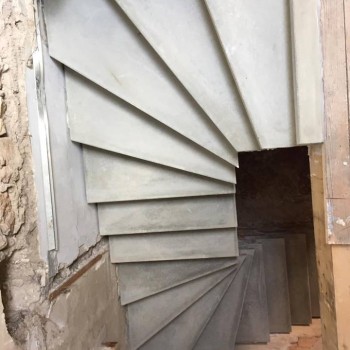 Escalier béton brut